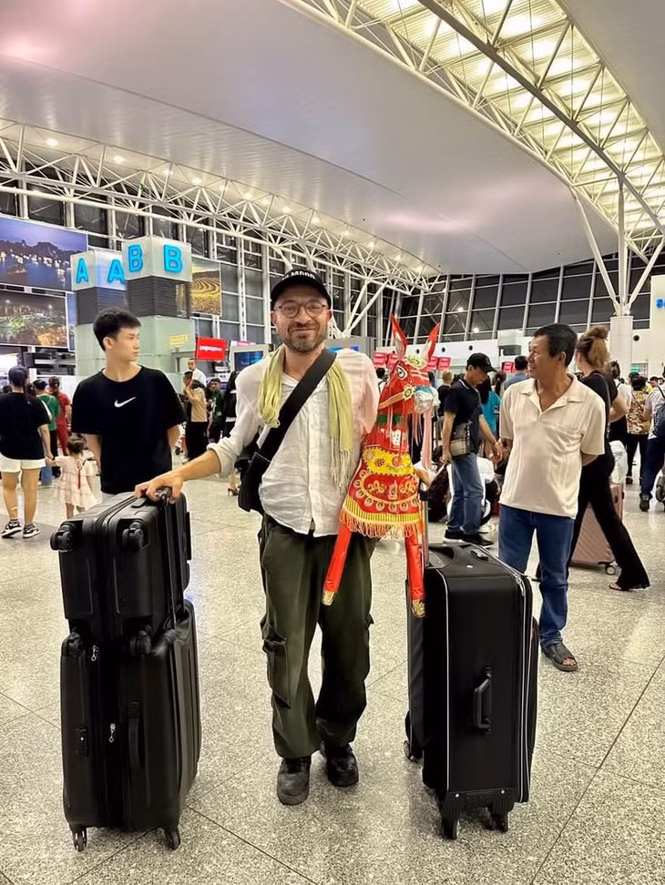 Arnaud Zein el Din chụp ảnh cùng con ngựa vàng mã tại sân bay quốc tế Nội Bài trước khi rời Việt Nam vào đầu tháng 8. Hình ảnh này nổi khắp mạng xã hội cùng từ khóa "ông Tây mua ngựa vàng mã". Ảnh: Arnaud Zein el Din