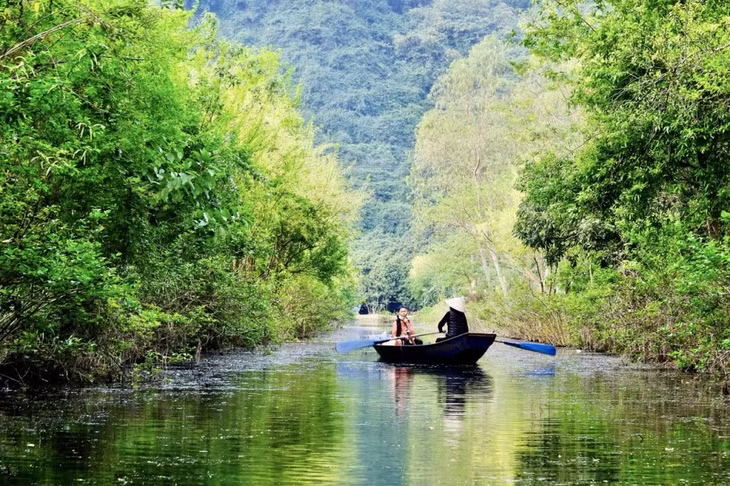 Suối Yến vào thu còn là địa chỉ lý tưởng dành cho những du khách thích săn ảnh. Muốn có những bức ảnh độc đáo, bạn nên chọn thời điểm từ 6 gờ đến 9 giờ, vào những ngày nắng đẹp. Ngoài ra, bạn có thể thuê đò để có những bộ ảnh đẹp giữa dòng nước êm, đồng thời thư thả ngắm “tiên cảnh” một cách thật yên bình.