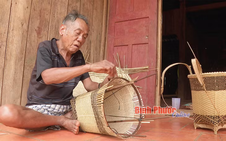 Mỗi ngày, ông Điểu B’lang vẫn cần mẫn đan gùi như một thói quen để gìn giữ nghề truyền thống của dân tộc mình
