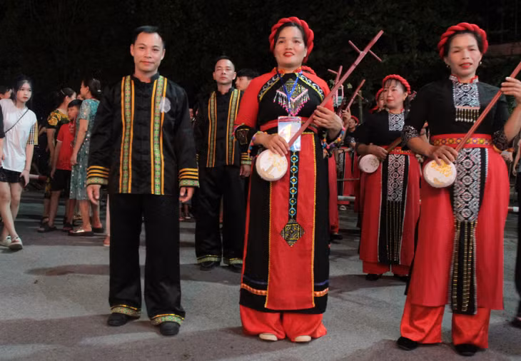 Người Tày với cây đàn tính.
