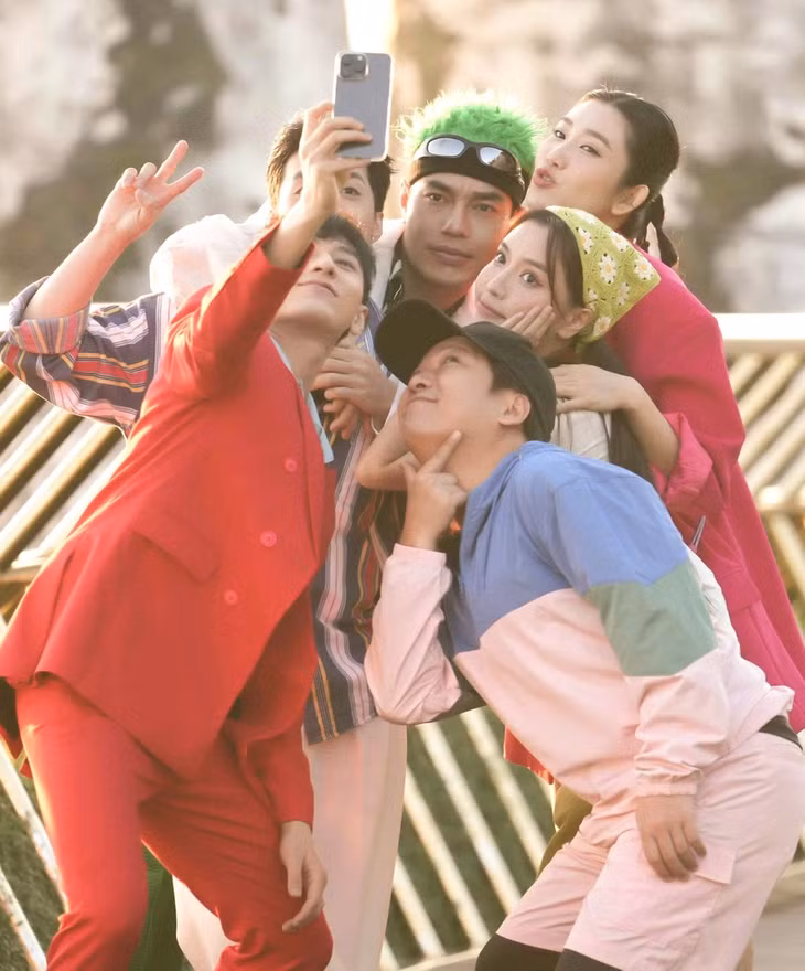 Bích Phương thừa nhận, ban đầu cô cảm thấy "khớp" khi xuất hiện bên những đàn anh giàu năng lượng như Trường Giang, Lê Dương Bảo Lâm... Tuy nhiên, sau thời gian đồng hành, cô nhận thấy bản thân trưởng thành hơn và nhận ra mình có nhiều nội lực (Ảnh: Facebook nhân vật).
