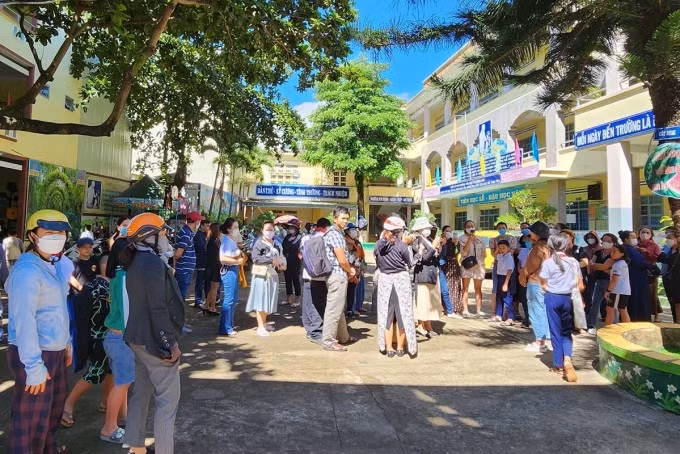 Nhiều phụ huynh đến trường Tiểu học Cù Chính Lan kiến nghị về việc con mình bị rớt môn Âm nhạc, hôm 29/5. Ảnh: Ngọc Oanh