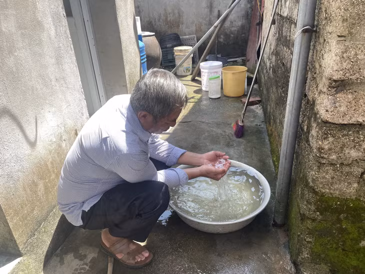 Nước cung cấp cho các hộ dân có màu vàng đục.