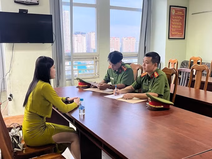 Hạnh tại cơ quan điều tra (Ảnh: T.T).