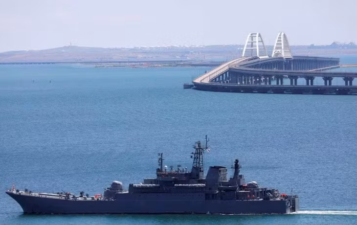 Một tàu đổ bộ của Hải quân Nga được triển khai gần cầu Crimea hôm 17/7. Ảnh minh hoạ: Reuters