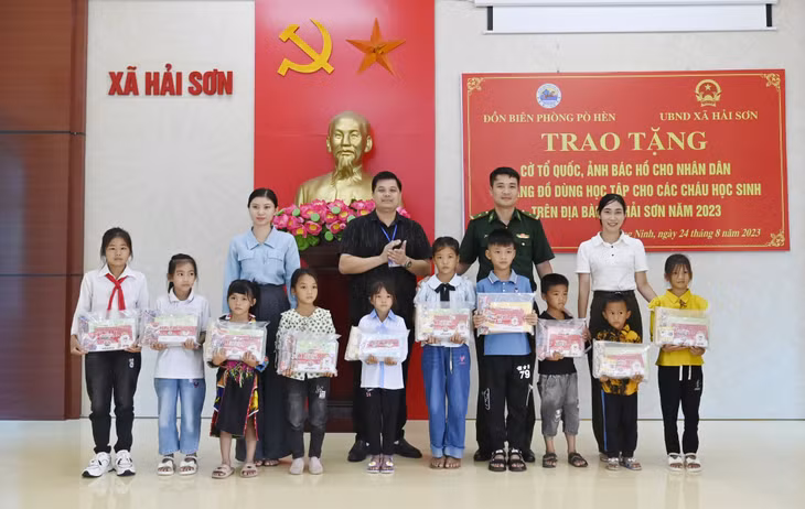 Đồn BP Pò Hèn, UBND xã Hải Sơn tặng đồ dùng học tập cho các cháu học sinh có hoàn cảnh khó khăn.