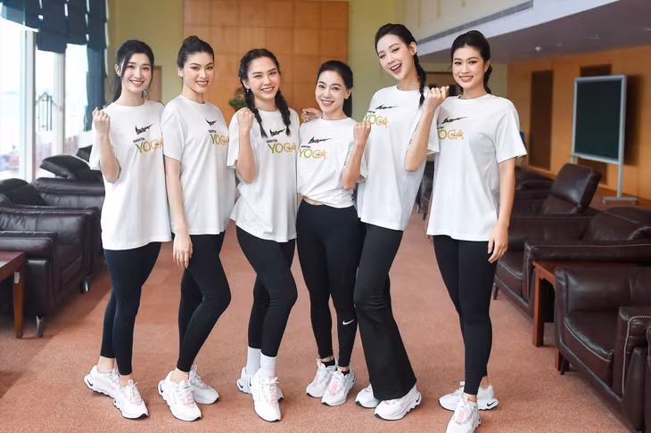Các hoa, á hậu Mai Phương, Bảo Ngọc, Phương Nhi, Thiên Ân, Ngọc Thảo và bà Phạm Kim Dung cũng tham gia tập luyện yoga trong ngày hội. Ảnh: Ban tổ chức
