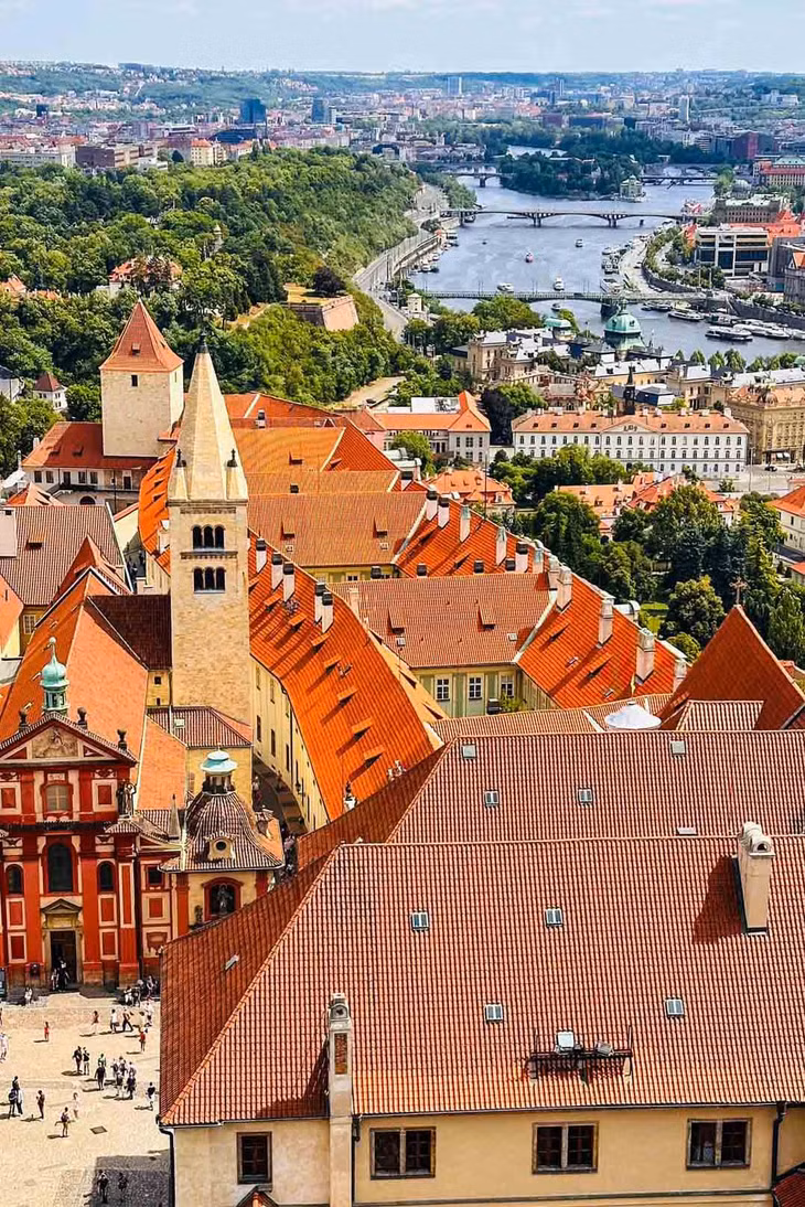 Anh Hậu Nguyễn, Nhà nghiên cứu sau tiến sĩ tại Copenhagen (Đan Mạch), vừa có chuyến khám phá Praha, chia sẻ với Sài Gòn Tiếp Thị rằng Praha rất đẹp, tuy nhiên khá nhỏ và đông đúc. Du khách nên dậy từ sớm để có thể chụp được những bức ảnh ưng ý. Ảnh: Hậu Nguyễn
