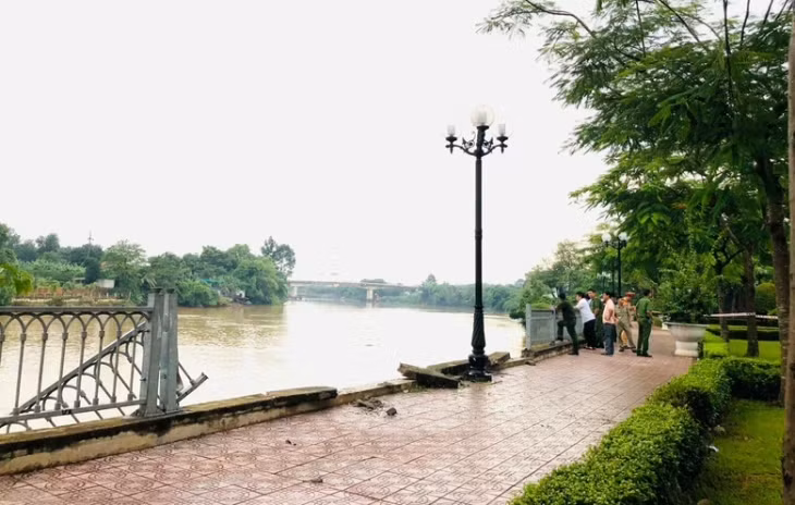Lực lượng chức năng xử lý hiện trường.