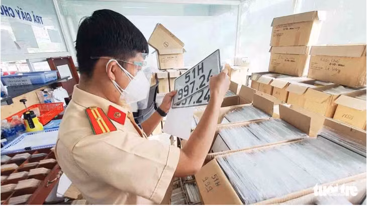 Từ ngày 15/8, trường hợp duy nhất được bán xe kèm theo biển số là xe gắn biển số trúng đấu giá - Ảnh: MINH HÒA