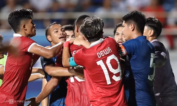 Indonesia (áo đỏ) và Thái Lan xô xát sau khi đội khách ghi bàn thứ ba ở bán kết U23 Đông Nam Á trên sân Rayong, Thái Lan ngày 24/8/2023. Ảnh: Lâm Thỏa