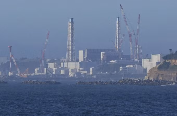 Nhà máy Fukushima nhìn từ Namie ngày 24/8. Ảnh: Kyodo