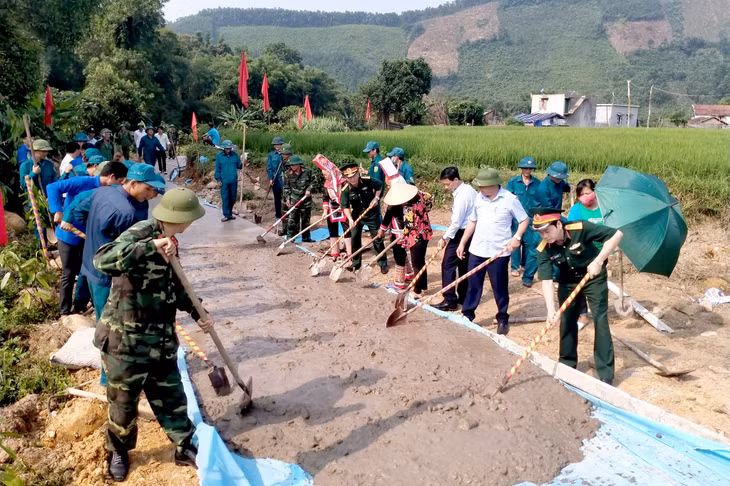 Quân và dân huyện Đầm Hà cùng chung sức làm đường NTM trên địa bàn.