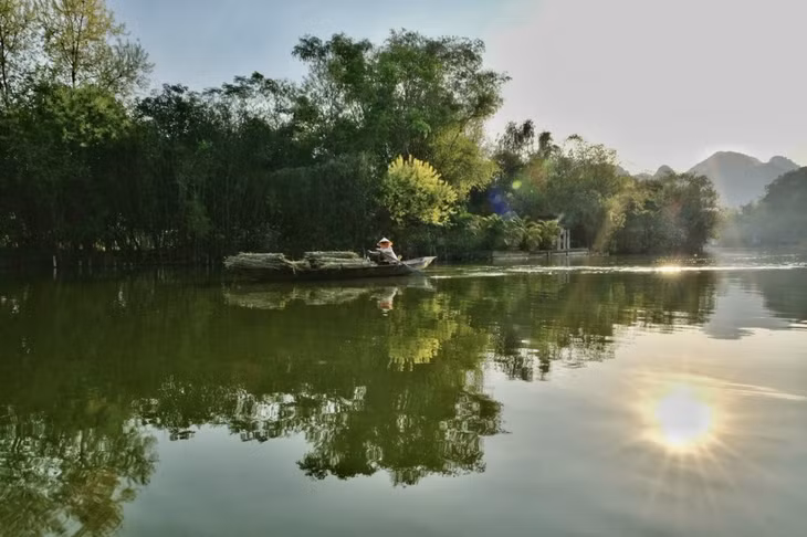 Suối Yến dài khoảng 4km, chảy ra sông Đáy còn mang tên Yến Vĩ. Vì có hình dáng tựa như chiếc đuôi xòe rộng của một con chim yến. Đến nay, suối Yến vẫn là con đường thủy duy nhất để vào ngắm cảnh chùa Hương. Hàng năm cứ mỗi dịp đầu xuân, hàng vạn du khách đổ về đây du xuân, trẩy hội.