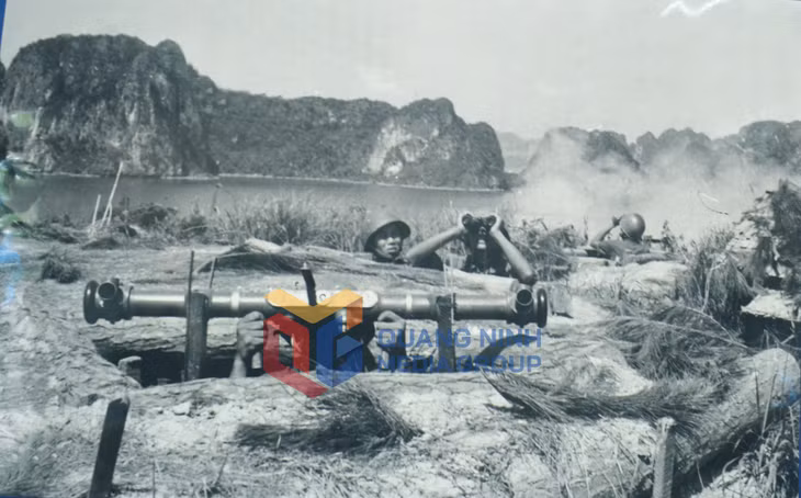 Trận địa pháo phòng không đánh trả máy bay Mỹ bên bờ Vịnh Hạ Long. Ảnh của cố NSNA Trương Thái