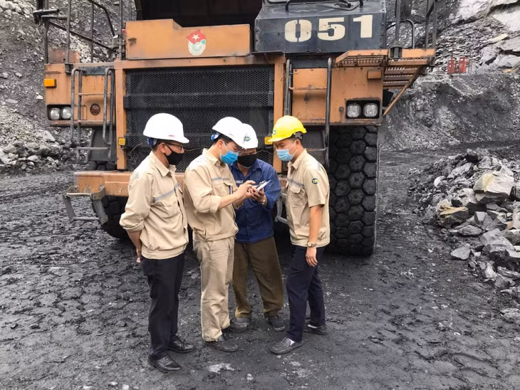 CNLĐ Công ty Than Đèo Nai xem nhật lệnh sản xuất trước khi vào ca.