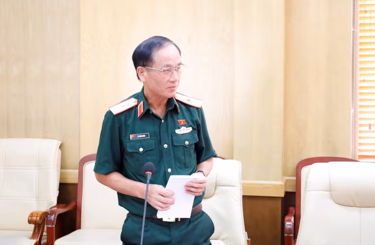 Thiếu tướng Vũ Xuân Hùng, Uỷ viên Thường trực Uỷ ban Quốc phòng và An ninh của Quốc hội phát biểu tại hội thảo.