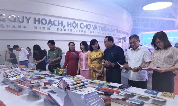 Các đại biểu tham quan không gian trưng bày sách, báo chào mừng kỷ niệm 60 năm Ngày thành lập tỉnh Quảng Ninh.