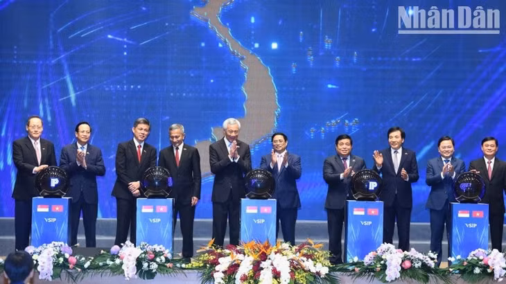 Thủ tướng Phạm Minh Chính và Thủ tướng Lý Hiển Long thực hiện nghi thức khởi công các dự án VSIP mới.