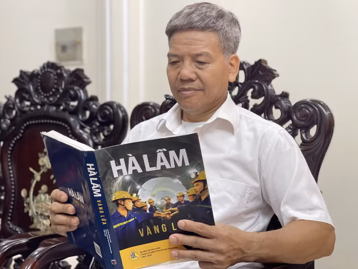 Ông Nguyễn Văn Dự đang hoài niệm lại lịch sử phát triển Công ty CP Than Hà Lầm.