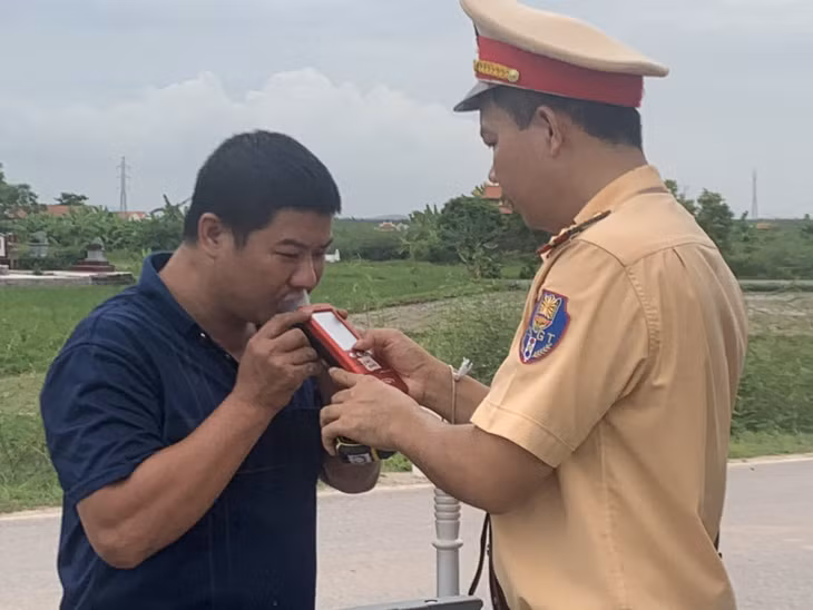 Công an TX Quảng Yên thực hiện kiểm tra nồng độ cồn đối với người điều khiển phương tiện tham gia giao thông.