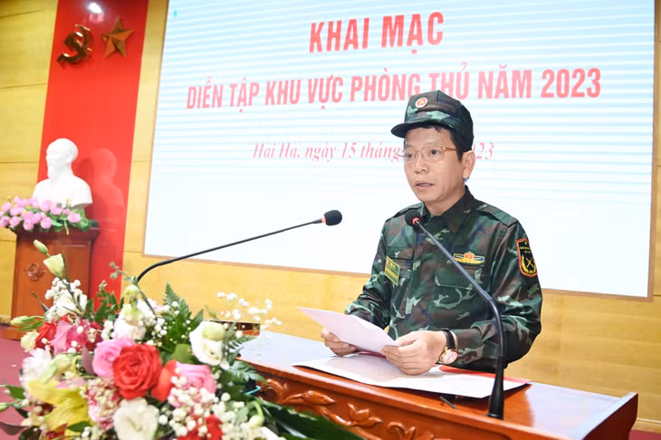 Đồng chí Nguyễn Kim Anh, Bí thư Huyện ủy, Trưởng ban Chỉ đạo diễn tập KVPT huyện, phát biểu khai mạc diễn tập.