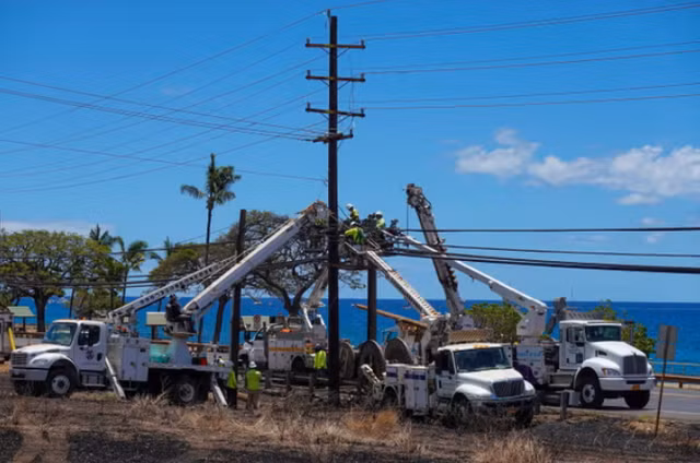 Công nhân sửa chữa đường dây điện tại thị trấn Lahaina, đảo Maui, Hawaii sau cháy rừng (Ảnh: Reuters).