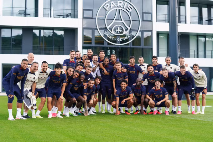 Mbappe (ngoài cùng, phải) vui vẻ bên các thành viên đội một PSG trên sân tập ngày 14/8. Ảnh: psg.fr