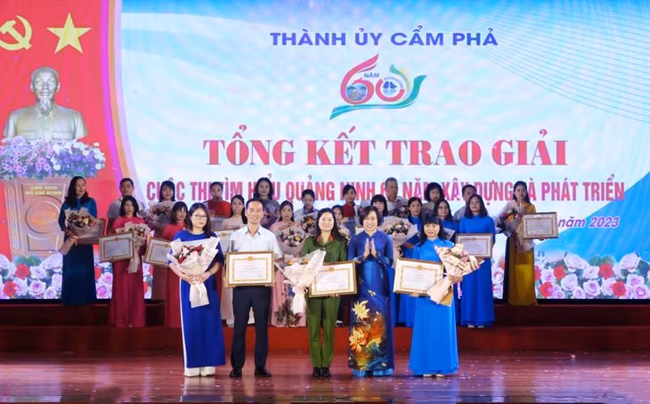 Ban Tổ chức trao giải đặc biệt Cuộc thi viết cho nhóm tác giả Trương Thành Công (Đảng bộ Cơ quan Chính quyền Thành phố).