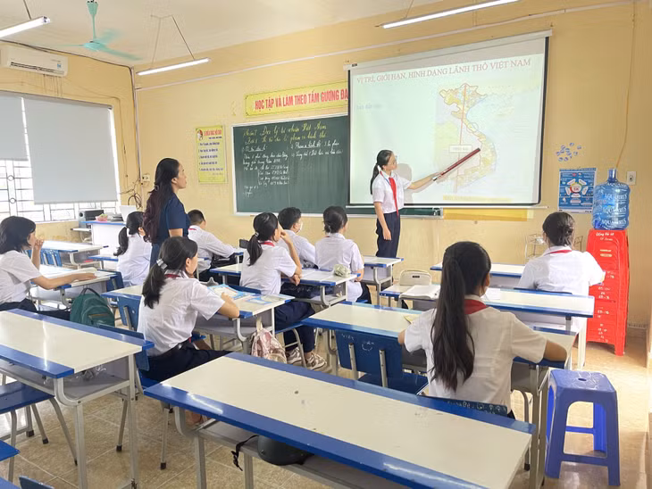 Đội tuyển học sinh giỏi môn Địa Lý lớp 9 của Trường THCS Lê Quý Đôn ôn luyện cho kỳ thi sắp tới.