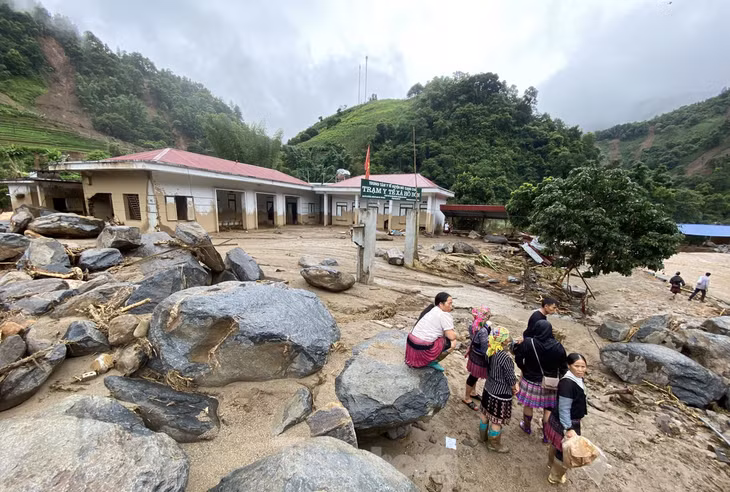 Trạm y tế xã có dãy nhà dành cho bệnh nhân bị cuốn trôi, toàn bộ trang thiết bị, thuốc y tế bị vùi lấp.