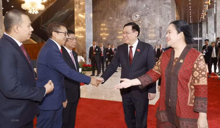 Chủ tịch Quốc hội Vương Đình Huệ và Chủ tịch Hạ viện Indonesia Puan Maharani với đại biểu. (Ảnh: TTXVN)