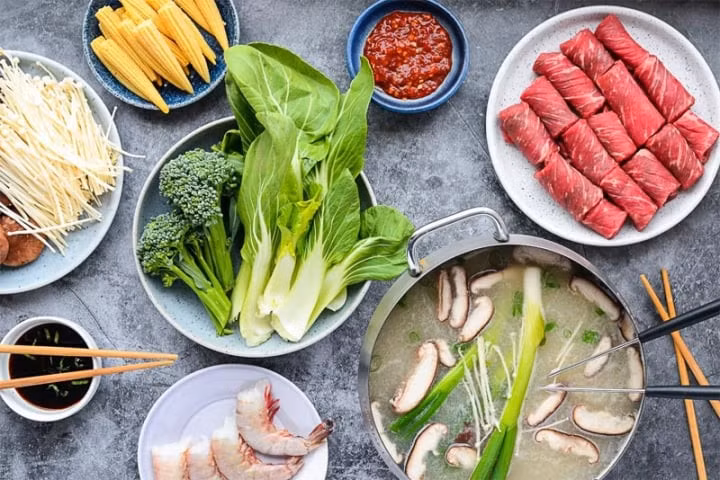 Việc ăn lẩu không đúng cách sẽ gây ra nhiều ảnh hưởng tới sức khoẻ.