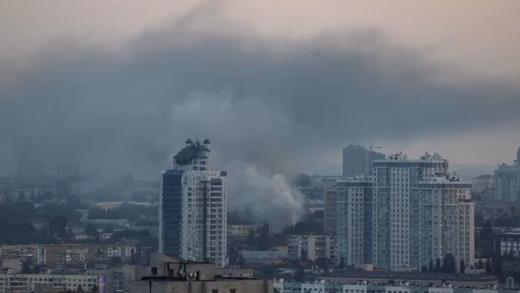 Khói bốc lên trên bầu trời Kiev sau trận oanh tạc của Nga vào sáng 30/8. Ảnh: Reuters