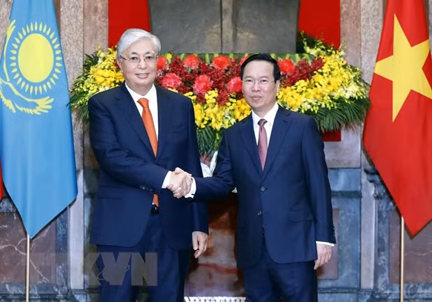 Chu tich nuoc chu tri Le don chinh thuc Tong thong Cong hoa Kazakhstan hinh anh 1