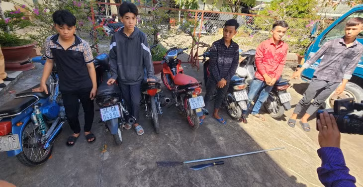 Các đối tượng tham gia đua xe và cổ vũ đua xe.