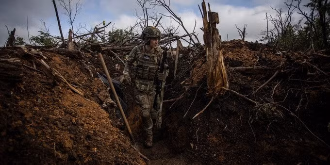 Binh sĩ Ukraine di chuyển trong chiến hào ở Bakhmut (Ảnh: Reuters).