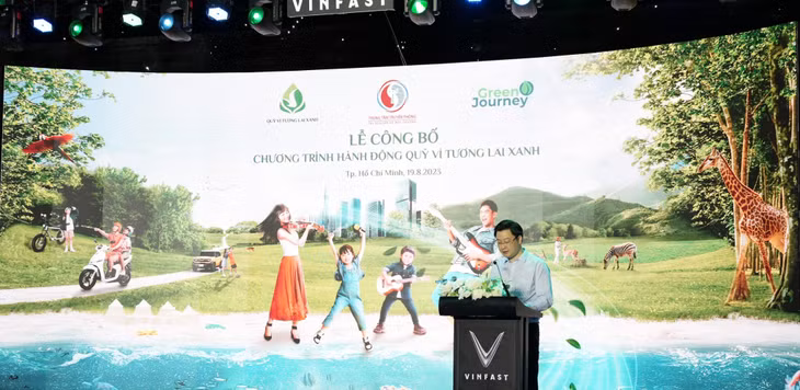 Ông Lý Minh Tuấn, đại diện Ban điều hành Quỹ Vì Tương lai xanh công bố 10 chương trình hành động trọng điểm của Quỹ.