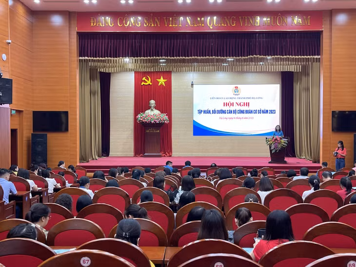 LĐLĐ Hạ Long tập huấn cho cán bộ công đoàn cơ sở.