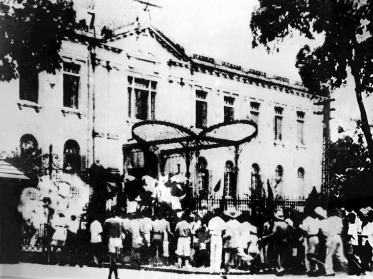 Ngày 19/8/1945, sau cuộc míttinh tại Quảng trường Nhà hát Lớn, tự vệ và quần chúng nhân dân Thủ đô đã đánh chiếm Phủ Khâm Sai (Bắc Bộ phủ), cơ quan đầu não của chính quyền tay sai Pháp ở Bắc Bộ. (Ảnh: Tư liệu TTXVN)