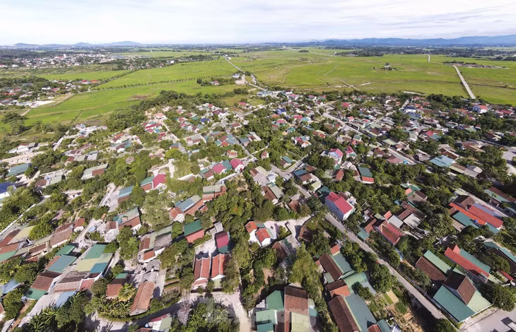 Làng Trường Lưu (trước thuộc xã Lai Thạch, huyện La Sơn, phủ Đức Quang, nay là xã Kim Song Trường, huyện Can Lộc, tỉnh Hà Tĩnh). Ngôi làng cổ có tuổi đời hơn 600 năm này được biết đến với dòng họ Nguyễn Huy nổi tiếng cả nước với những tên tuổi đỗ đại khoa và đều có sự nghiệp thơ văn nổi tiếng.