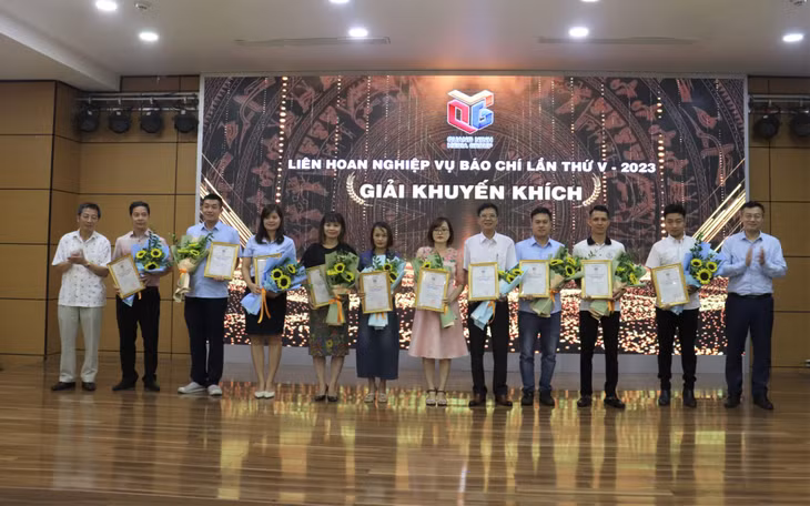 Ban Tổ chức trao giải Khuyến khích cho các tác giả, nhóm tác giả tham gia Liên hoan.