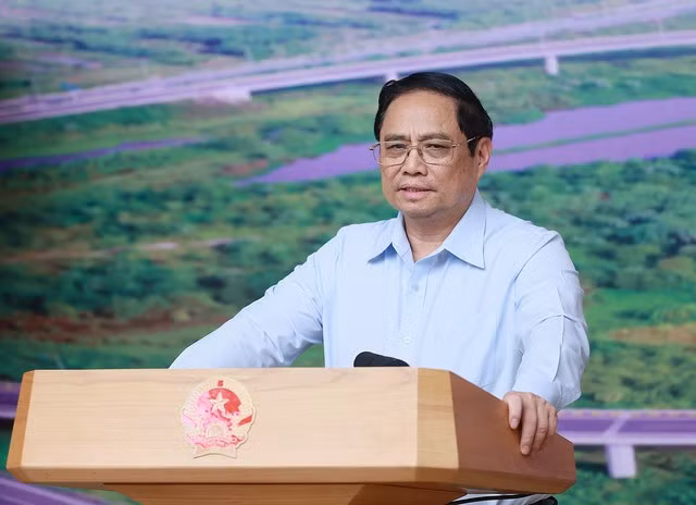 Thủ tướng Phạm Minh Chính nhấn mạnh tinh thần phải thần tốc hơn nữa, "chỉ bàn làm, không bàn lùi"; vướng mắc ở đâu tháo gỡ ở đó, vướng ở cấp nào, cấp đó giải quyết - Ảnh: VGP/Nhật Bắc