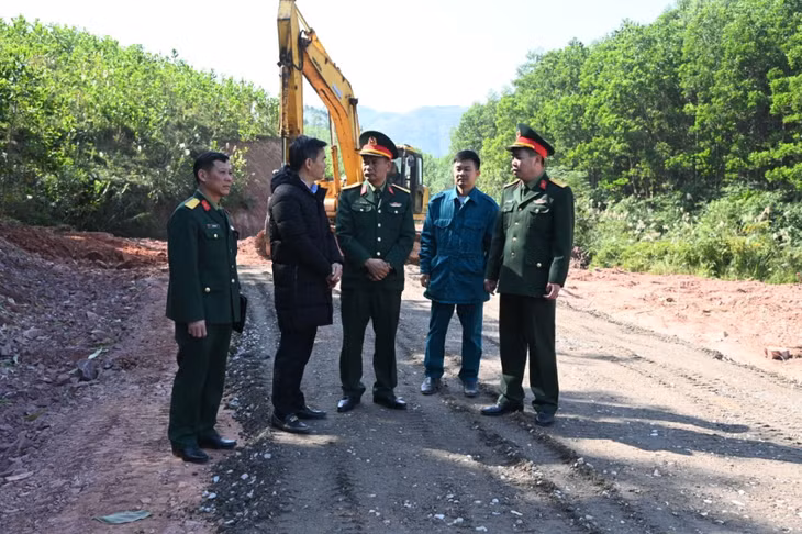 LLVT huyện Tiên Yên kiểm tra công tác thi công tuyến đường do Ban CHQS huyện hỗ trợ kinh phí tại thôn Trường Tùng - thôn Lâm Thành (xã Hải Lạng).
