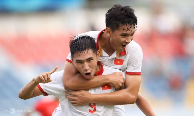 Đinh Xuân Tiến (số 9) mừng bàn nâng tỷ số lên 3-1 trong trận thắng Lào trên sân Rayong, Thái Lan ở bảng C U23 Đông Nam Á chiều 20/8/2023. Ảnh: Lâm Thỏa