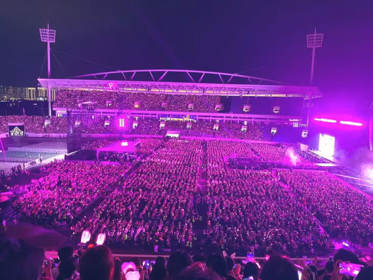 Khán giả Việt Nam và quốc tế tạo “biển hồng” ở sân Mỹ Đình. Ảnh: Twitter Fan Blackpink