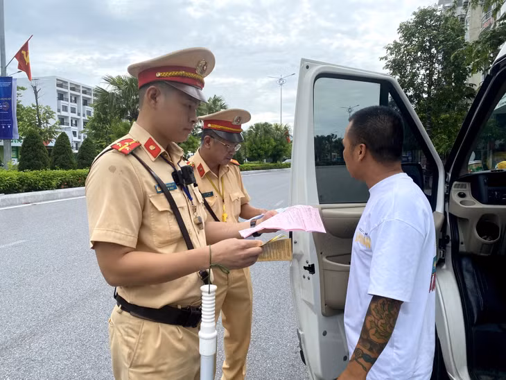 Lực lượng Đội Cảnh sát giao thông - Trật tự (Công an TP Hạ Long) kiểm tra xe ô tô kinh doanh vận tải hành khách.