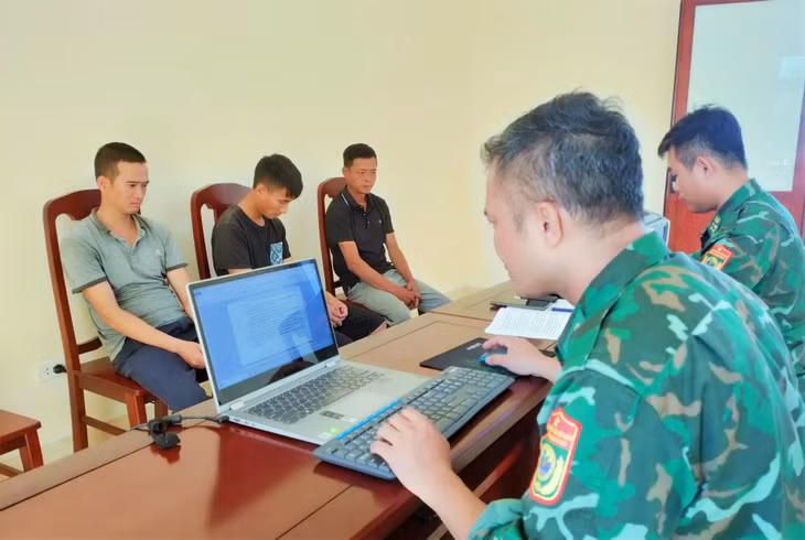 các đối tượng đang lấy lời khai.