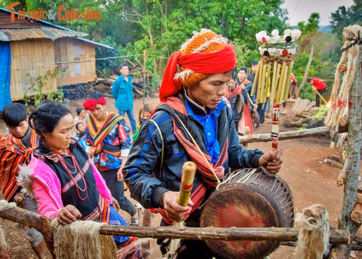 Hiện nay, người Xơ Đăng ở Tu Mơ Rông gìn giữ được hệ thống lễ hội diễn ra quanh năm, từ nghi lễ vòng đời người, nghi lễ nông nghiệp cho đến những lễ hội liên quan đến sự tồn tại và phát triển của cộng đồng. Trong ảnh là lễ cúng cầu an của bà con đồng bào Xê Đăng.