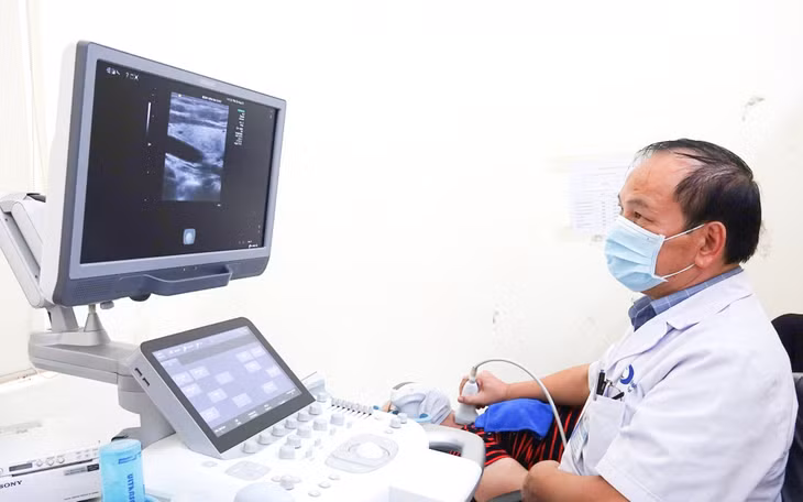 Bác sĩ Bệnh viện Bãi Cháy thực hiện siêu âm đàn hồi mô trong chẩn đoán ung thư tuyến giáp.